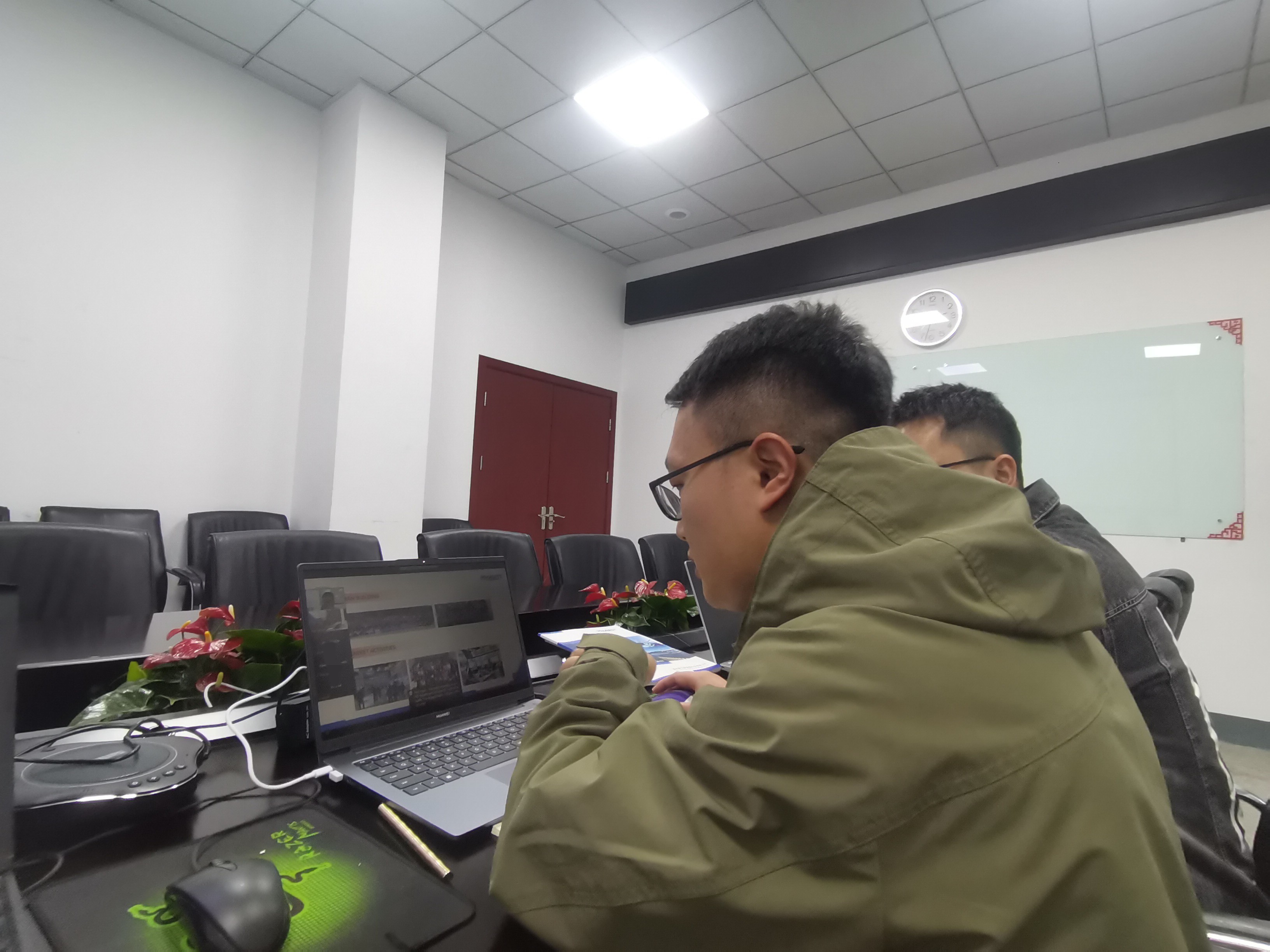 Mostrar a los clientes alrededor de nuestra fábrica a través del video